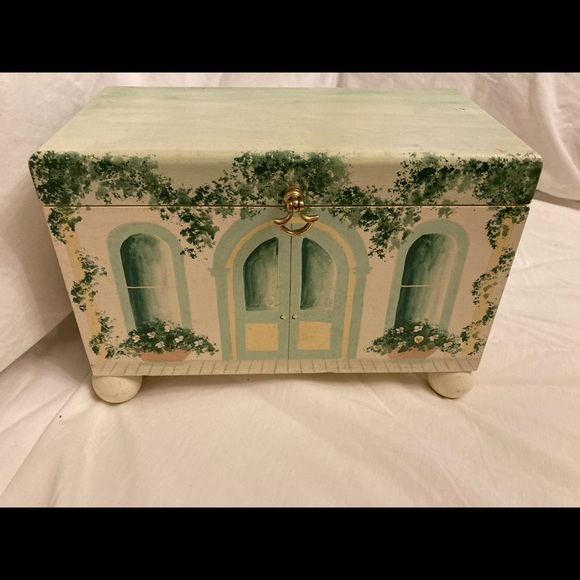 Greensleeves hinged covered box - Picture 1 of 10